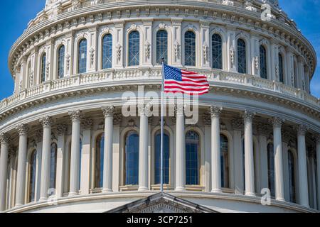 US-Kapitol, Washington DC — Schwarzweißfoto | US-Kapitolgebäude im Morgenlicht, Washington, D.C. Schwarzweißfotografie, die die neoklassizistische Architektur der Kuppel und eine wehende amerikanische Flagge zeigt. 2025. Stockfoto