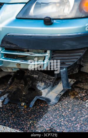 Unfallschäden an der Vorderseite eines Autos Stockfoto
