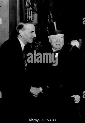 Premier im Mansion House Luncheon zu Ehren von ***** -- Premierminister Winston Churchill (rechts) wird von Londons Oberbürgermeister Sir Rupert de la Bere bei der Ankunft im Herrenhaus begrüßt, wo das Regierungsessen zu Ehren der Herzogin von Kent nach ihrer Rückkehr aus Malaya und dem Fernen Osten serviert wird. Dezember 1952. Stockfoto