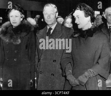 Die Herzogin bleibt zu Hause, während Windsor Sails -- die Herzogin von Windsor, rechts, begleitet den Herzog von Windsor und seine Schwester, Prinzessin Mary, die Prinzessin Royal von Großbritannien, während das königliche Paar sich darauf vorbereitet, von hier aus auf der Linie Queen Elizabeth zu segeln. Der Herzog und die Prinzessin Mary segeln nach England, um an das Bett ihrer kranken Mutter, der 86-jährigen Dowager Queen Mary, zu gehen. Die Herzogin, die noch außerhalb des königlichen Familienkreises liegt, wird in New York bleiben. Dieses Bild wird auf Wunsch der Chicago Sun-Times übermittelt. 07. März 1953. (Foto von AP Wirephoto). Stockfoto