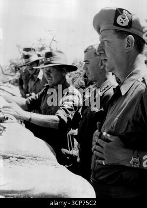 Zusammen mit den Australiern in Korea inspizierte General James Van Fleet, Kommandeur der Vereinten Nationen in Korea und Commanding General US Achte Army kürzlich die erste Commonwealth-Division, deren 28 Infanterie-Brigade das erste und dritte Bataillon des Royal Australian Regiment umfasst. Gezeigt mit Blick auf die Dispositionen der Commonwealth-Division von einem Graben im ersten Bataillon RAR, Gebiet sind (von links); Lt-Col Ian Hutchison, OC First Battalion, RAR; australischer Brigadier Tom Daly, Kommandant 28 Inf BDE; General van Fleet und Major General A.J.H. Cassols, GOC First Commonwealth. August 19 Stockfoto