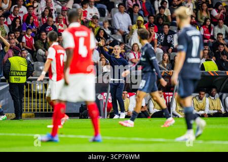 Braga, Portugal. September 2025. Braga - Trainer Carlos Vicens vom SC Braga im ersten Spiel der UEFA Europa League 2025/2026. Das Spiel findet am 24. September 2025 in Braga, Portugal, zwischen S.C. Braga und Feyenoord im Estadio Municipal de Braga statt. Credit: Box to Box Pictures/Alamy Live News Stockfoto
