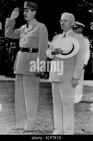 Französische und US-Präsidenten auf dem Rasen der US-Exekutivvilla – General Charles de Gaulle (links) Präsident der französischen Provisorischen Regierung und US-Präsident Harry S. Truman (rechts, mit Brille) begrüßen, während die Nationalhymnen ihres jeweiligen Landes am 22. August 1945 auf dem Rasen des Weißen Hauses, Executive Mansion in Washington, US-Hauptstadt, gespielt werden. Die Zeremonie fand kurz nachdem General de Gaulle in Washington zu einem dreitägigen Staatsbesuch mit Präsident Truman angekommen war. September 1945. (Foto vom U.S. Information Service Picture). Stockfoto