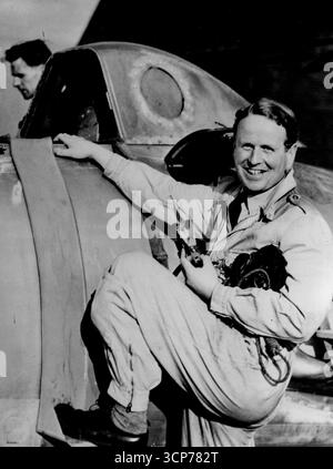 British Jet Plane Stellt Neuen Höhenrekord Auf. Über 18 Meilen hoch -- Gruppenkapitäne John Cunningham (Distinguished Service Order: Distinguished Flying Cross) klettert in das versiegelte Cockpit des 'Vampire' für den Rekordflug. Dank des unter Druck stehenden Cockpits konnte Cunningham nur mit einem einfachen Overall tragen – im Gegensatz zum aufwändigen Anzug, der erst vor wenigen Jahren verwendet wurde. Ein de Havilland 'Ghost Vampire'-Jet-Jäger, der von dem während des Krieges eingesetzten Nachtjäger-Ass Captain John Cunningham gesteuert wurde, stellte einen neuen Weltrekord von 59, 492 ft (18.133 m) auf. März 1948. Stockfoto