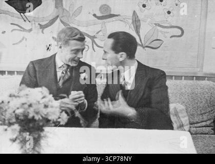 Dr. Goebbels amüsiert den Herzog von Windsor. Der Herzog von Windsor hört mit Belusement Dr. Joseph Goebbels, deutscher Propagandaminister, bei einer Partei zu Ehren des Herzogs und der Herzogin von Dr. Ley, reicher Arbeitsminister, heute am 12. Oktober in Berlin. Oktober 1937. (Foto von zugehörigem Pressefoto) Stockfoto