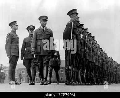 Inspektion in Halton -- die Inspektion der Flugzeugauszubildenden der Schule für technische Ausbildung (Lehrlinge) Halton, wurde von Air Vice-Marshal C. L. Courtney stellvertretender Leiter des Air Staff in Halton, heute (Dienstag) durchgeführt. Air Vice-Marshal Sir Courtney inspizierte die Lehrlinge. Juli 1935. (Foto: London News Agency Photos Ltd.) Stockfoto