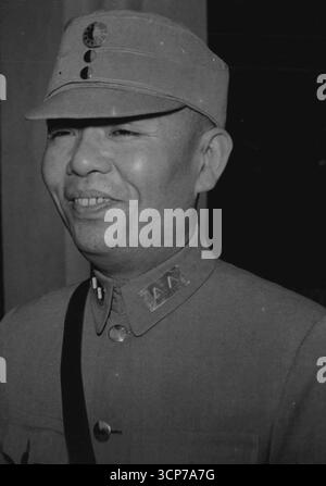 Generalmajor Cheng Kai-Min, der Generalsissimo Chiang Kai Shek vertritt, lächelt, als er ein ***** verlässt Der Interalliierten Militärkonferenz in Singapur. Kommt direkt vom chinesischen Einsatzministerium ***** . August 1952. Stockfoto