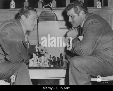 Nassour Studios präsentieren Bud Abbott, Lou Costello in Africa Screams mit Clyde Beatty, Frank Buck. Regie: Charles Barton, produziert von Edward Nassour. Max und Buddy Baer, die weltberühmten Schwergewichte, spielen in den Hollywood Nassour Studios eine ruhige Partie Schach. Beide erscheinen zusammen mit den Comedians Bud Abbott und Lou Costello in der kommenden united Artists’ Release Africa Screams, die in Sydney in Kürze gezeigt werden soll. August 1949. Stockfoto