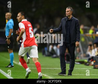Braga, Braga, Portugal. September 2025. ROBIN VAN PERSIE Cheftrainer von Feyenoord, der während des Spiels der UEFA Europe League 2025/26 zwischen SC Braga und Feyenoord am 24. September 2025 im Estadio Municipal de Braga, Braga, Portugal (Foto: © Miguel Lemos/ZUMA Press Wire) reagierte. Nicht für kommerzielle ZWECKE! Stockfoto