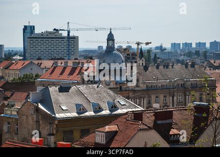 Zagreb, Kroatien - 28. August 2012 - Blick von der Dachterrasse auf historische Gebäude und moderne Skyline in zagreb, kroatien. Stockfoto