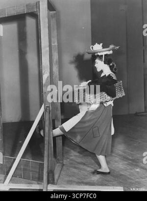 In seinem neuesten rein pxftoon Technicolor-Film „Cinderella“, den RKU Radio veröffentlicht, verwendet Walt Disney eine neue Technik beim Zeichnen von Menschen. Ich suche einen Weg, um menschlichen Charakteren die zu vermitteln. Die gleiche Fluidität der Linie und Subtilität des Ausdrucks für seine Vögel und Tiere sind berühmt, Disney fand die Antwort in der Verwendung von Live-Modellen.in 'Cinderella' filmte er lebende Schauspieler in Schlüsselszenen. Diese Filme wurden dann von den Künstlern als Leitfaden für die Gestaltung der Zeichentrickfiguren verwendet. Das Ergebnis ist ein enormer Gewinn an Illusionen. Begleitende Fotos illustrieren die neue Disney-Technik. Achtzehn-y Stockfoto