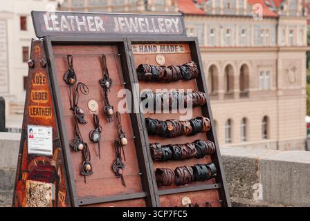 Prag, Tschechisch - 22. August 2013 - Ausstellung von Lederschmuck mit handgefertigten Armbändern und Ketten auf der Stadtstraße. Stockfoto