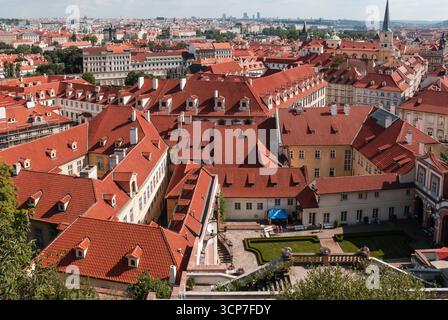 Prag, Tschechisch - 22. August 2013 - aus der Vogelperspektive auf das historische prag mit roten Dächern und Stadtbild. Stockfoto