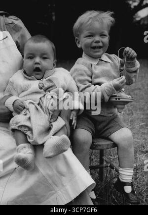 Nur neun Stunden nachdem die beiden oben gezeigten Jungen verlassen auf den Stufen von Dr. Barnardo's Home in London aufgefunden worden waren, rief ein mysteriöser Mann das Haus an und fragte: "Wie geht es meinen Jungs'von dem Mann, den das Haus entdeckte, waren die Namen der Jungs Andrew und Stephen, aber das ist alles.der Anruf wurde auf ein Telefon zurückgeführt ***** Bei Stepney. Polizeiautos fuhren dorthin, aber der Mann war weg, als sie ankamen. Die Jungen, ein fünf Monate und der andere etwa zwei Jahre, wurden auf den Stufen des Hauses gefunden ***** Ein Nachtportier. Das Baby war in einem Strampler-Anzug gekleidet und sei älterer Junge in einer königsblauen Holzjacke, wi Stockfoto