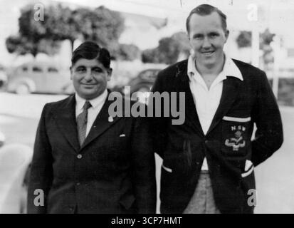 Roger Cornforth***** Für das australische Rugby Union-Team, das dieses Jahr durch Großbritannien, Europa und Amerika reisen wird, wird Roger Cornforth die Chance auf Auswahl in der australischen Mannschaft für die Olympischen Spiele 1948 in London ablehnen. Wenn Cornforth mit der Fußballmannschaft spielt, wäre er ein guter Utility-Mann, da er fünf-Acht-Spiel, drei-Viertel-Lock, Breakaway und zweite Reihe gespielt hat) bis zum 7. Februar wird er nicht mehr zurückkehren können, um die australischen Wasserpolo-Titel anzutreten, die von den Olympiasiegern gesehen werden. Cornforth 16 1/2. ist als Wasserpolo-Mittelstürmer hoch bewertet. Mai 1947. Stockfoto