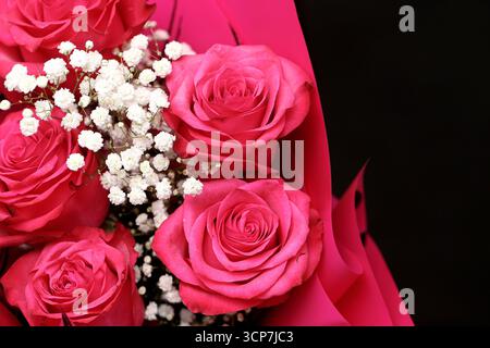Blumenstrauß rosa Rosen aus der Nähe. Frische Blumen mit dekorativer Verpackung. Romantisches Blumenarrangement für Urlaub oder Feier. Geschenk für die Liebe. Stockfoto
