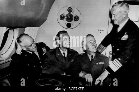 Los nach Japan -- die gemeinsamen Stabschefs werden heute Abend in ihrem Flugzeug niedergelassen, kurz bevor sie nach Japan fliegen, wo sie sich mit General Douglas MacArthur unterhalten werden. Von links nach rechts: General Omar Bradley, Vorsitzender; Air General Hoyt Vandenberg; Army General J. Lawton Collins und ADM Forrest Sherman, Navy Chief. Unter dem Glastisch befindet sich die Abteilung des Air Force Seal. Januar 1950. (Foto von AP Wirephoto) Stockfoto