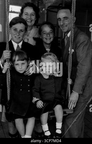 Jockey W. Cook auf dem Weg nach England - der führende Jockey aus Sydney, W. Cook, der bei mehr als 1000 Rennen in Australien und Indien gewonnen wurde, kam heute von Sydney nach Melbourne, um sich den Orcades anzuschließen, die morgen nach London abreisen werden. Cook wird als erster Jockey zum englischen Trainer fahren. W. Nightingall, während der englischen Flat-Racing-Saison, die Anfang März in Liverpool beginnt. Heute erhielt er gute Wünsche von vielen seiner Rennfreunde in Melbourne.seine Frau und seine Kinder werden ihn auf seinem englischen Besuch in Orleigh begleiten.“ Februar 1949. Stockfoto