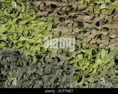 Tarnnetz in Grüntönen mit Stoffstreifen zum Verbergen. Nahaufnahme. Kopierraum Stockfoto