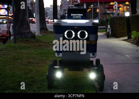 Los Angeles, USA. Dezember 2024. Ein Serve Robotics Lieferroboter in Hollywood, Kalifornien, auf dem Bürgersteig. Stockfoto