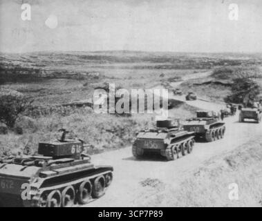 Sowjetische Panzer ziehen ein -- russische Panzer rumplätschern auf einem ***** Straße der Besetzung Bessarabiens durch die Rote Armee im letzten Sommer. Deutschland erklärte den Krieg gegen Russland und ***** Der rumänische Premier befahl seinen Truppen, den Prut zu überqueren und die Provinzen Bessarabien und ***** zurückzuerobern . Juni 1941. (Foto von AP Wirephoto) Stockfoto
