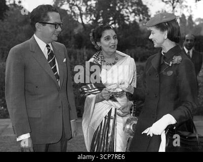 Ceylon High Commissioner's Exception - britische Ballerina, Margot Fonteyn und ihr Mann Panamaischer Botschafter Dr. Roberto Arias plaudern mit Lady Corea.Problem bei der Gartenparty von Sir Claude Corea The Ceylon High. Die Kommissare und seine Frau in ihrem Haus in Kensington waren - wo sie die leeren Gläser hinstellen sollten. Einige Leute versteckten ihre unter den Rosenbüschen. Mr. Gwilym Lloyd George, der Innenminister, fungierte als Kellner unseres, er fand es peinlich. Die Rolle erforderte kontinuierliche Erklärungen. Juni 1955. (Foto von Evening Standard Picture) Stockfoto