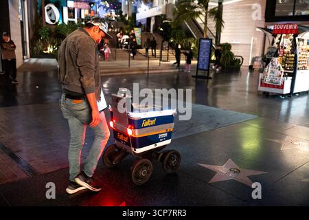 Los Angeles, USA. Dezember 2024. Ein Serve Robotics Lieferroboter in Hollywood, Kalifornien, auf dem Bürgersteig. Stockfoto