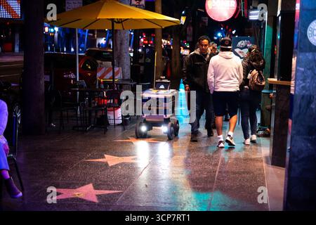 Los Angeles, USA. Dezember 2024. Ein Serve Robotics Lieferroboter in Hollywood, Kalifornien, auf dem Bürgersteig. Stockfoto
