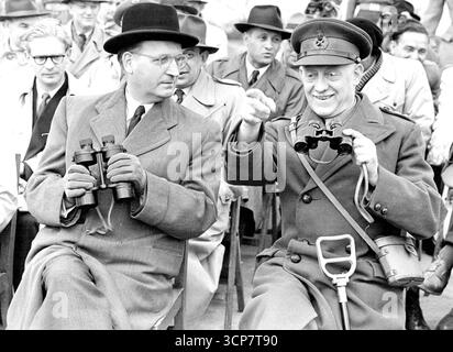 Rommel General sieht britische Panzer – Lee General Hans Speidel, ehemaliger Stabschef von Marshall Rommel, beobachtet heute eine Ausstellung britischer Militärwaffen auf der R.A.C. Range in Lulworth, zusammen mit General Sir Kenneth Crawford, Controller of Supplies and Munitions, Ministry of Supply. General Speidel ist Mitglied der westdeutschen Delegation des Ausschusses der Europäischen Verteidigungsgemeinschaft, die Großbritannien besucht, um britische Militärausrüstung und Flugzeuge zu sehen. Es gab einen Streit im House of Commons wegen des Besuchs dieses ehemaligen Feindes. Mai 1953 Stockfoto