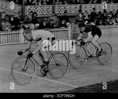 Der Grand Prix der Radfahrer -- S. T. Cozens (Manchester Wheelers) und J.R. Sanders kämpfte gegen die Hitze des Grand Prix von London, an dem Continental-Fahrer an diesem Abend in Herne Hill teilnahmen. Cozens gewann die Hitze. 13. Juli 1931. (Foto von Central Press Foto). Stockfoto
