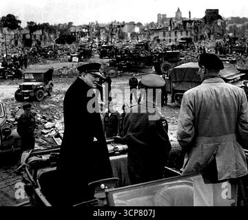 Premierminister besucht Caen mit General Montgomery - der Premierminister schaut Caen an, mit General Sir Bernard Montgomary (rechts) und Generalleutnant Sir Miles Dempsey. Der Premierminister, begleitet von General Montgomery und LT.-Gen. Demspey, Kommandant 2.. Die Armee besuchte Caen überraschend, jetzt vollständig in verbündeten Händen. Er fuhr in einem offenen Auto durch die Stadt und überquerte die beiden Brücken, die von Männern der Royal Engineers über den Fluss Orne gebaut wurden, und die als Winston Bridge und Churchill Bridge bekannt sind. 24. Juni 1944. (Foto von British Official Photograph). Stockfoto