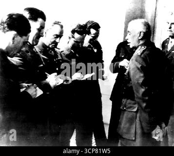 Surrender Negotiator spricht mit der Presse - der britische Generalleutnant W.D. Morgan spricht nach der Konferenz am 29. April in Caserta, Italien, an, was zur Kapitulation deutscher Truppen in Norditalien und Westaustralien führte. Von links sind Lt. W.R. Taylor, Union Jack: Patrick Smith, BBC: Hubert Harrison Reuters: Howard Taubman, Stars and Stripes, Winston Burdett, CBS: Herbert King, United Press (obscured) und Brig. General A. J. McChrystal, Informationschef, Nachrichten- und Zensur-Abteilung, das Hauptquartier der alliierten Streitkräfte. Mai 1945. (Foto von AP Wirephoto). Stockfoto