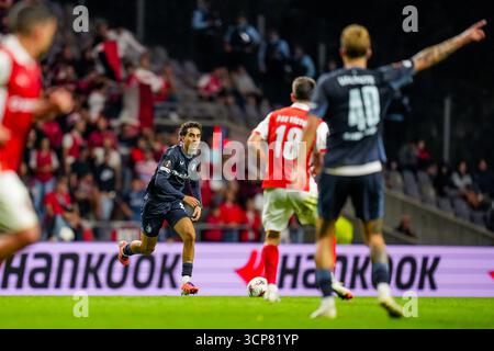 Braga, Portugal. September 2025. Braga - Oussama Targhalline of Feyenoord während des ersten Spiels der UEFA Europa League 2025/2026. Das Spiel findet am 24. September 2025 in Braga, Portugal, zwischen S.C. Braga und Feyenoord im Estadio Municipal de Braga statt. Credit: Box to Box Pictures/Alamy Live News Stockfoto