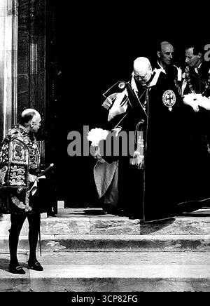 Sir Winston setzte als Ritter des Garters - Sir Winston Churchill, den neuen Ritter Companion des ehrenvollsten und edlen Ordens des Garters in seinen prächtigen Gewändern, mit seinem Hut in der Hand, und verließ St. George's Chapel, Windsor Castle, nach dem Garter Service, während dessen er in seinem eigenen Stall in der Kapelle als neuer Ritter eingesetzt wurde. Bei einer privaten Zeremonie im Thronsaal von Windsor Castle hat H.M. die Königin Sir Winston Churchill als Ritter Companion des edelsten Ordens des Garters engagiert. Dann, heute Nachmittag, nahm der Premier seinen Platz in der zeremoniellen p Stockfoto