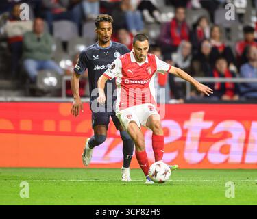 Braga, Braga, Portugal. September 2025. LEONARDO LELO vom SC Braga wurde am 24. September 2025 im Estadio Municipal de Braga, Braga, Portugal (Foto: © Miguel Lemos/ZUMA Press Wire) während des Spiels der UEFA Europe League 2025/26 gesehen. Nicht für kommerzielle ZWECKE! Stockfoto