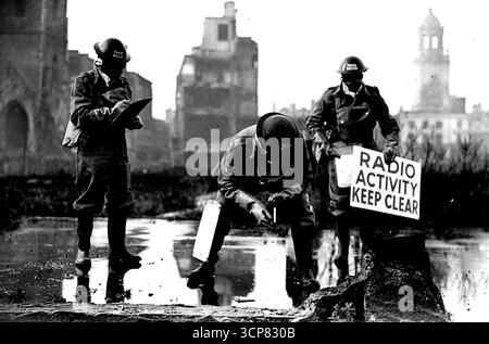 Strahlungstest in 'Atom bombardiert' Bristol -- Eine Aufklärungseinheit des Zivilschutzes macht heute (Samstag) einen Strahlungstest in der Wine Street, Bristol. Bristol ist am Wochenende eine Stadt, die von Atombomben bombardiert wurde Es ist das Zentrum der Übung Medusa, in der die Zusammenarbeit zwischen Zivilschutz und Truppen auf die Probe gestellt wird. Für die Zwecke der Übung wird angenommen, dass die Zivilverteidigungsdienste bis an die Grenzen gestreckt wurden und dass ein Hilfeersuchen von einer militärischen mobilen Kolonne unter dem Kommando von Colonel J.T. Gough (Kommandant der Driving and Maintenance School an der Royal Armoured) beantwortet wurde Stockfoto