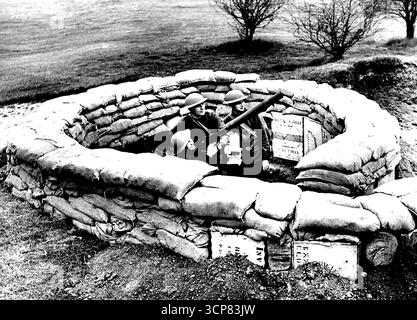 Die Krise Londoner Verteidigung. Viele der offenen Räume in London werden für Batterien von A.A.-Batterien genutzt. Eine Lewis Gun Crew einer A.A.-Einheit, die hinter einer Grenze auf einem Londoner Golfplatz geschützt ist. 30. August 1939. (Foto: Sport & General Press Agency, Limited). Stockfoto