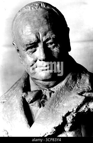 Die Büste von Herrn Winston Churchill, die ihn gerade aus Spanien erreicht hat, wurde von einem Jugendlichen Bewunderer, dem 15-jährigen Alberto, angefertigt. 75 heute, viele glückliche Rückkehrer Herr Churchill, Herr Winston Churchill feiert heute seinen 75.. Geburtstag, und Glückwünsche und gute Wünsche aus aller Welt strömen in sein Haus. Von einem Bewunderer in Spanien, Alberto Garcia, wurde eine Büste von Herrn Churchill geschickt, die ihn gerade erreicht hat, sie wurde von Albert, Sohn eines Madrider Arbeiters, als er erst fünfzehn Jahre alt war, angefertigt. 30. November 1949. Stockfoto