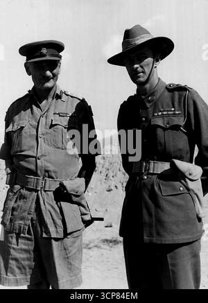Public Relations Section, HQ BCOF, Japan: LT-Col C. H. Green, C.O. 3 Mrd., Royal Australian Regiment, spricht mit Brigadier B.A. Coad, Kommandant der Brigade der Brigade der Brigade der Brigade bei Ankunft der Australier in Korea. 3 Mrd. RAR ist jetzt Teil dieser britischen Common Wealth Brigade. 30. November 1950. Stockfoto