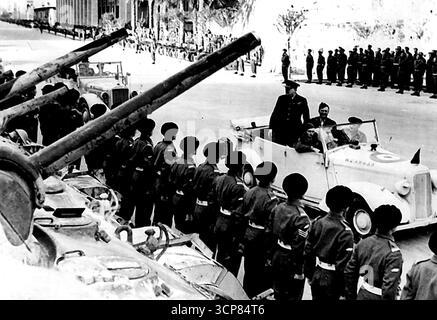 Churchills Besuch in Tripolis -- der Premierminister, der die Reihen der Männer der Royal Tank Regt., die für die Inspektion in Tripolis erstellt wurden, herunterfährt. In Begleitung eines berühmten Jagdgeschwaders kam Churchill in seinem Privatflugzeug am Castel Benito Airport Tripolis an. Er wurde von General Sir Harold Alexander und General Sir Bernard Montgomery begrüßt. In einer Rede vor den Truppen, bevor er selbst nach Tripolis ging, erklärte er, dass er die Reise zum ausdrücklichen Zweck unternommen habe, der 8. Armee im Namen des Königs für ihren historischen Fortschritt zu danken. 1. Februar 1943. (Foto von British Official Photograph). Stockfoto