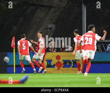 Braga, Braga, Portugal. September 2025. FRAN NAVARRO vom SC Braga sah, wie er sein Tor während des Spiels der UEFA Europe League 2025/26 zwischen SC Braga und Feyenoord am 24. September 2025 im Estadio Municipal de Braga, Braga, Portugal feierte (Foto: © Miguel Lemos/ZUMA Press Wire). Nicht für kommerzielle ZWECKE! Stockfoto