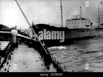 Liberty Ship sinkt nach der Kollision -- das norwegische Schiff, das nach der Kollision vom Western Farmer zurückkehrt. Dieses lebendige Bild wurde von dem Radiooffizier Albert Marshall an Bord der Western Farmer gemacht. 24 Männer und ein Hund, Teil der Besatzung des 7.239 Tonnen schweren Freiheitsschiffes Western Farmer, das nach einer Kollision im Ärmelkanal in zwei Hälften sank, wurden heute am 21. August in Ramsgate, England, von Lifeboat gelandet. Die restlichen 13 Besatzungsmitglieder, die mit dem Rettungsboot abgefeuert wurden, als das Schiff 18 Meilen vor Ramsgate absank, kamen in Dover, England an Land. August 1952. (Foto von Associated Stockfoto