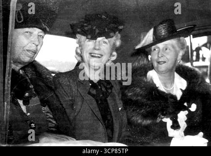 Die ersten Damen treffen sich in Quebec - Frau Franklin D. Roosevelt (links) und Frau Winston Churchill (Mitte) fahren im Auto von Prinzessin Alice (rechts), Ehefrau des Earl of Athlone, des Generalgouverneurs von Kanada, die sie bei ihrer Ankunft in Quebec am 11. September trafen. September 1944. (Foto von zugehörigem Pressefoto). Stockfoto