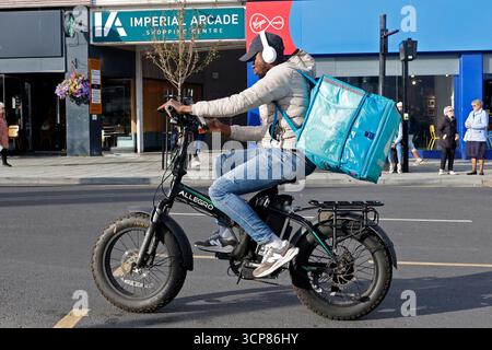 Deliveroo Kurier auf einem E-Mail in Brighton, Großbritannien Stockfoto
