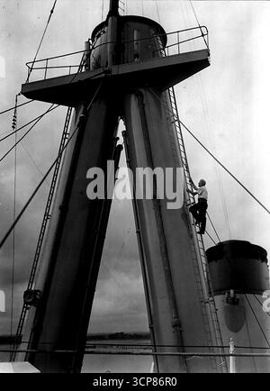 Der wiederaufgebaute Liner hat 'Bipod' Funnel -- die auffällige Form des Bipod Forward Trichters der New Australia, der heute (Freitag) in Southampton zu sehen ist. Jetzt ist die s.s. New Australia (20.256 BRZ), der ehemalige Luxusliner Monarch of Bermuda, bereit für eine neue Karriere in Southampton. Das Schiff, das von John I. Thornycroft and Co. Ltd. In Southampton rekonstruiert wurde, hat sich der Migrantenflotte auf dem australischen Lauf angeschlossen und soll auf ihrer ersten Reise am 15. August von Southampton aus segeln. Das Schiff brannte 1947 aus, als es auf den Tyns umgebaut wurde, wurde komplett umgebaut und hat nun ein einzigartiges Profil Stockfoto