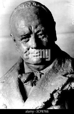 75-heute sind viele glückliche Rückkehr Mr. Churchill -- die Büste von Mr. Winston Churchill, die ihn gerade aus Spanien erreicht hat, gemacht von einem Jugendlichen Bewunderer, dem 15-jährigen Alberto. Mr. Winston Churchill feiert heute seinen 75. Geburtstag und Glückwünsche aus aller Welt fließen in sein Haus. Von einem Bewunderer in Spanien, Alberto Carcia, wurde eine Büste von Mr. Churchill geschickt, die ihn gerade erreicht hat. Sie wurde von Albert gemacht, dem Sohn eines Madrider Arbeiters, als er erst 15 Jahre alt war. 30. November 1949. Stockfoto