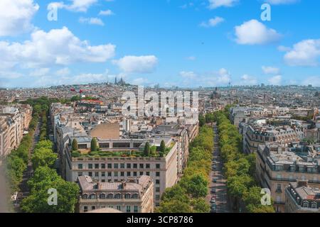 Hochauflösende Luftaufnahme von Paris, Frankreich, vom Arc de Triomphe. Aus der Vogelperspektive von Paris an einem Sommernachmittag. Stockfoto