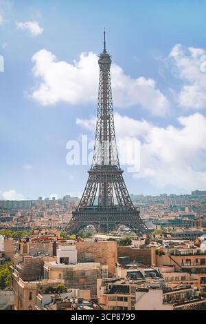 Hochauflösende Luftaufnahme von Paris, Frankreich, vom Arc de Triomphe. Im Vordergrund steht der Eiffelturm. Paris an einem Sommernachmittag. Stockfoto