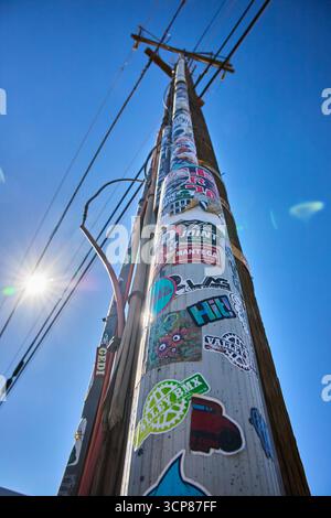 Telefonmast Mit Aufklebern Sunburst Und Blue Sky In Kalifornien Stockfoto