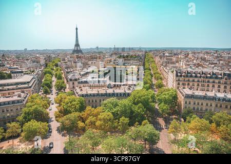 Hochauflösende Luftaufnahme von Paris, Frankreich, vom Arc de Triomphe. Aus der Vogelperspektive von Paris an einem Sommernachmittag. Stockfoto
